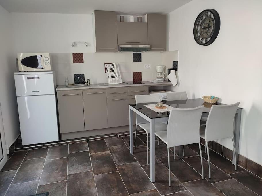 Mas Boucard Ii : Cour Et Parking Prives Apartment