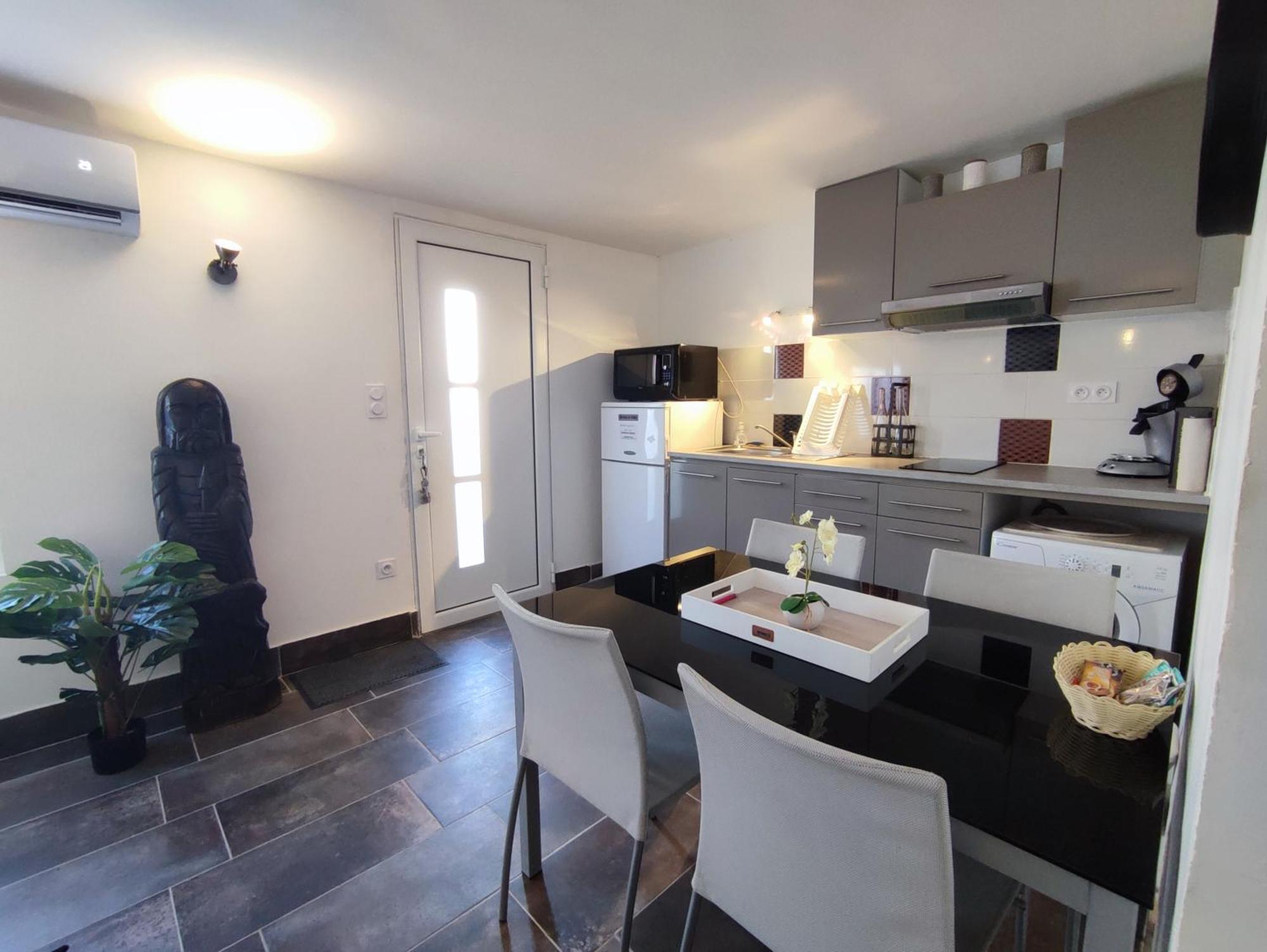 Mas Boucard Ii : Cour Et Parking Prives Apartment Frontignan